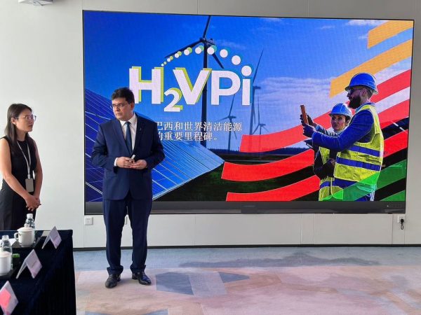 Em busca de investidores na China, governador visita Zona Internacional que abriga 170 empresas da área do Hidrogênio