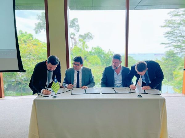 Governador assina acordos de cooperação com empresas internacionais em Singapura
