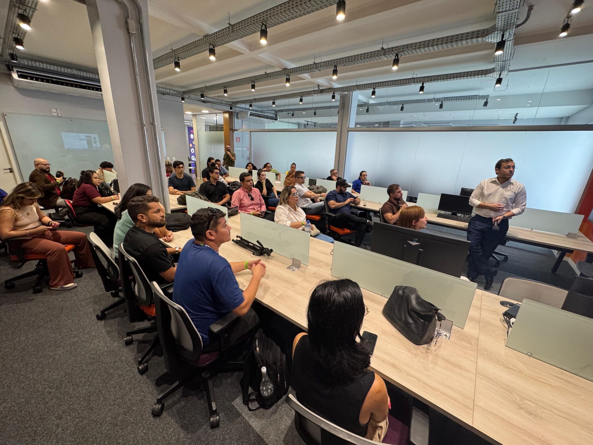 Hub Investe Piauí recebe comitiva do NEON para conhecer iniciativas em inovação e tecnologia no estado