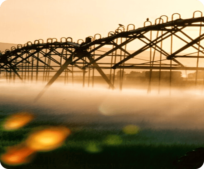 Irrigação em lavoura no Piauí ao pôr do sol